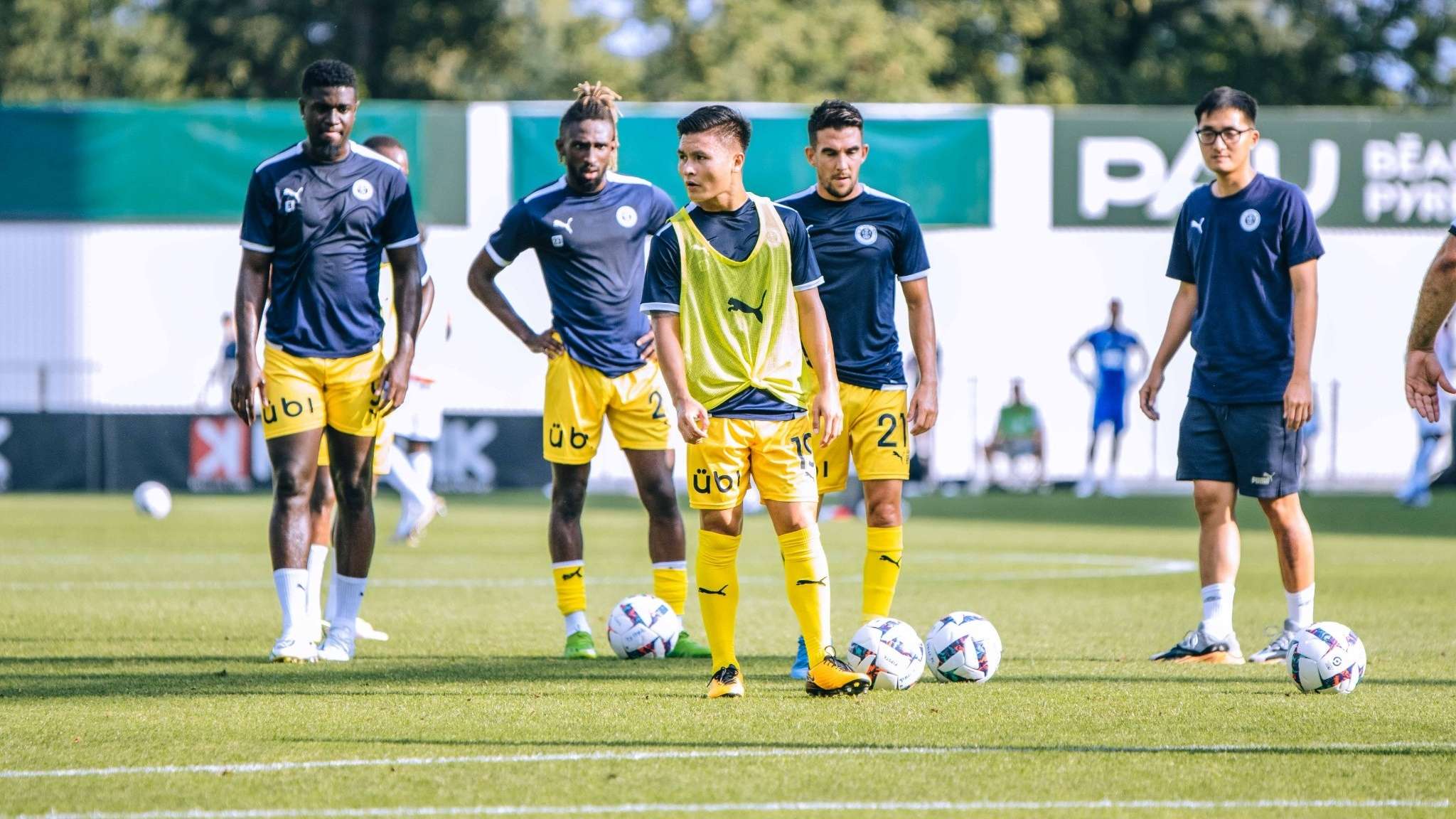 他们的踢球 他们的踢球